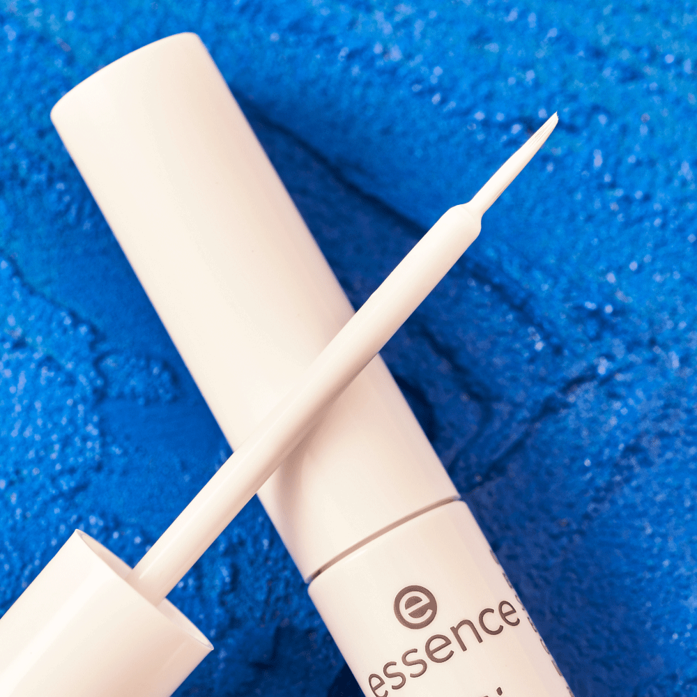 Bild: essence COLOUR it! liquid eyeliner white